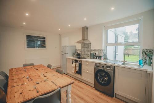 Banbury House | Spacious 3 Bedroom Home with Garden in Banbury