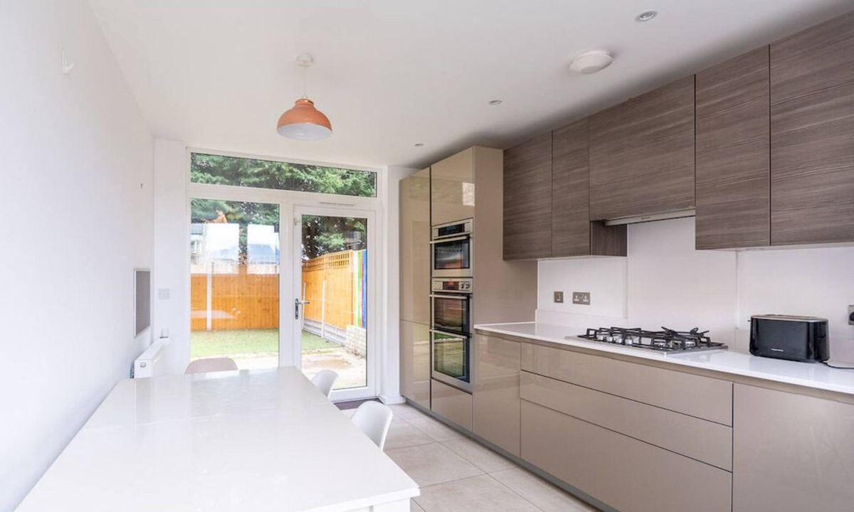 High Barnet House | Spacious 3 Bedroom Terraced House, Great Transport Links and Amenities Close by
