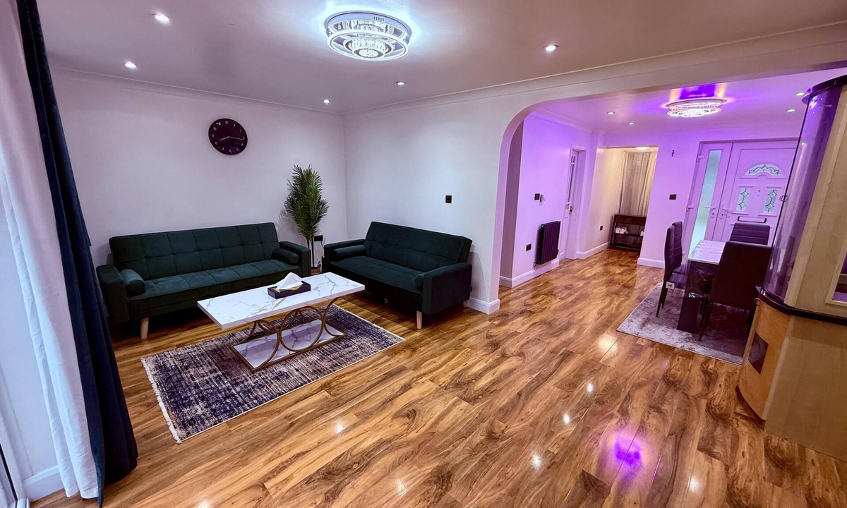 Milton Keynes House | Spacious 3BR|Contractor-ready|Parking x3|Sleeps x8