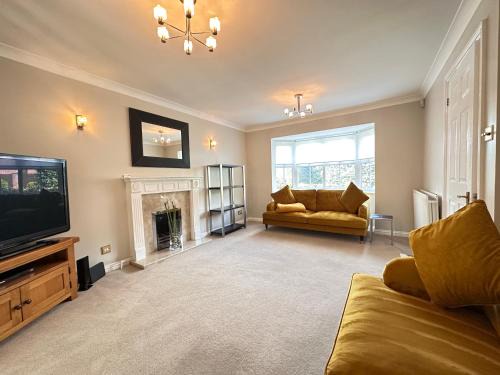 Havering House | Spacious 4 Bed Home near Elizabeth Line, great for Contractors, Families, Groups & Insurance stays