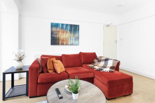 Queensbury Apartment | Spacious 4 Bed Semi-Detached House Driveway Parking in Stanmore