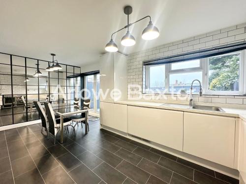 Havering House | Spacious 4-Bedroom Home, Driveway & Garden