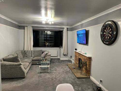 Corby Apartment | Spacious 4 Bedroom House in Corby Sleeps 9 Parking