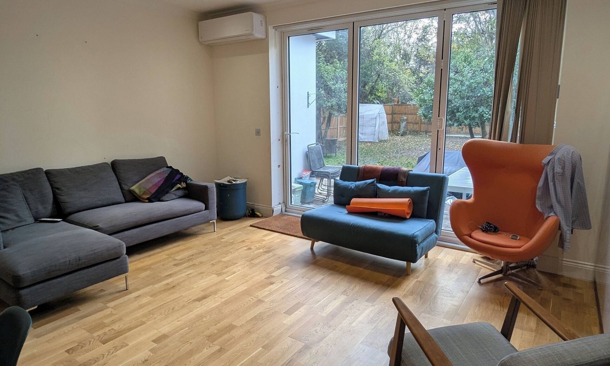 Brondesbury Apartment | Spacious 4 BR Modern Flat + Garden in Willesden