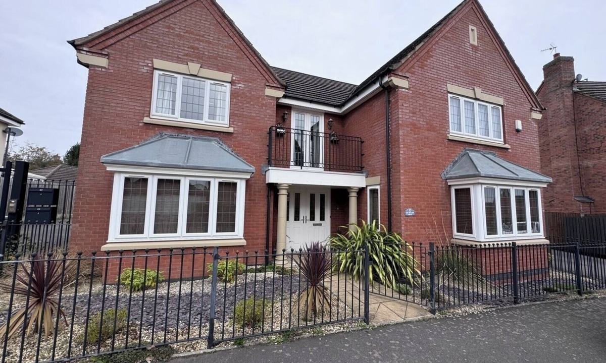 Rufford House | Spacious 4BD House with Character in Coventry