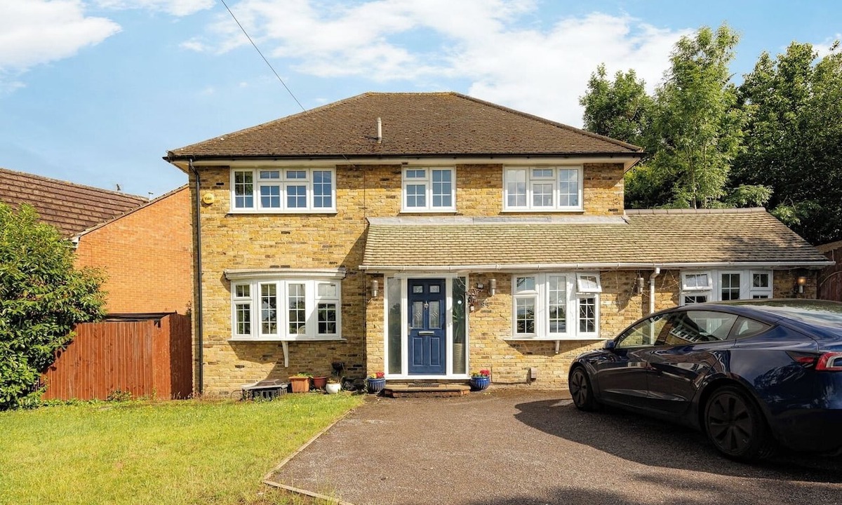 Ickenham House | Spacious 4BR Home with Garden and Parking