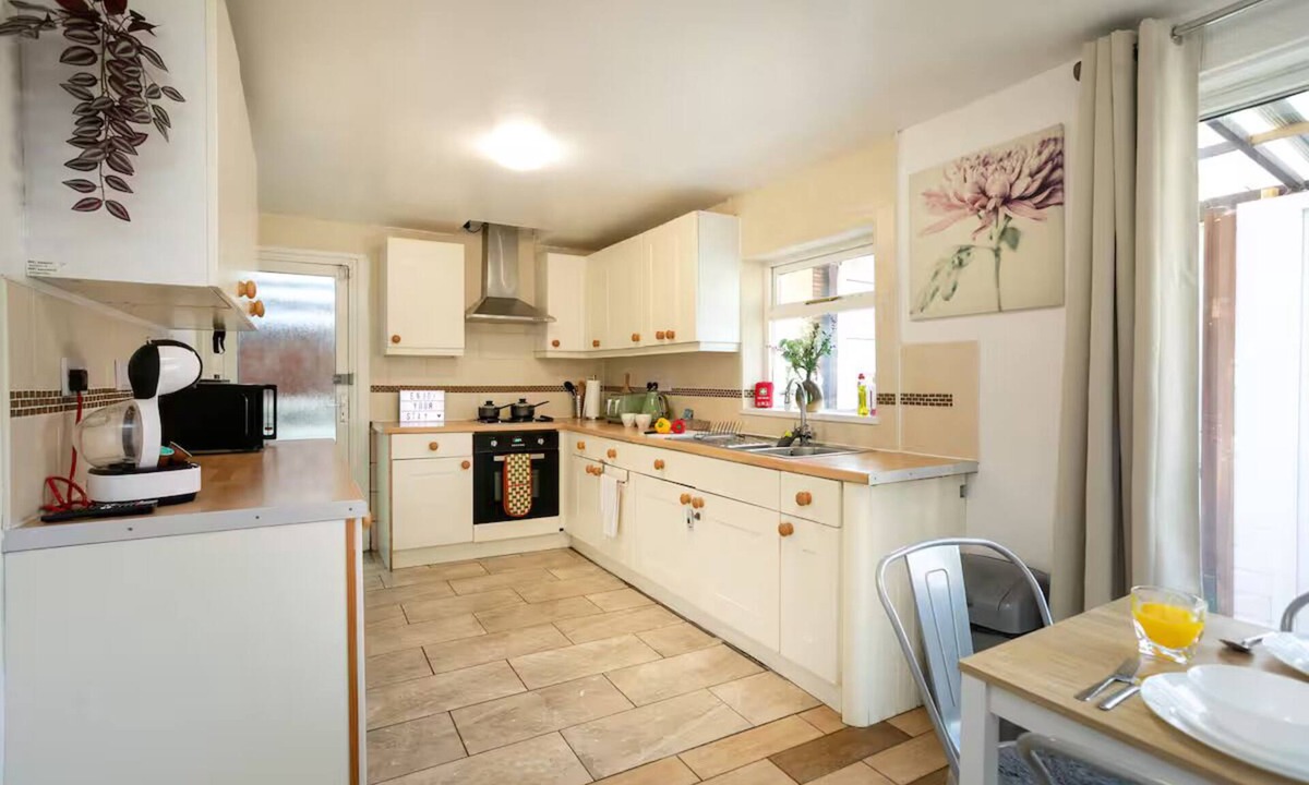 Nottingham House | Spacious 5-Bed Garden Home with Parking & WiFi - Pass the Keys