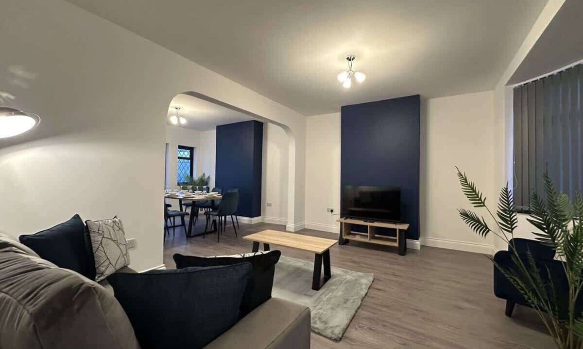 Watford House | Spacious 5BR Watford Home - Sleeps 10 - Parking