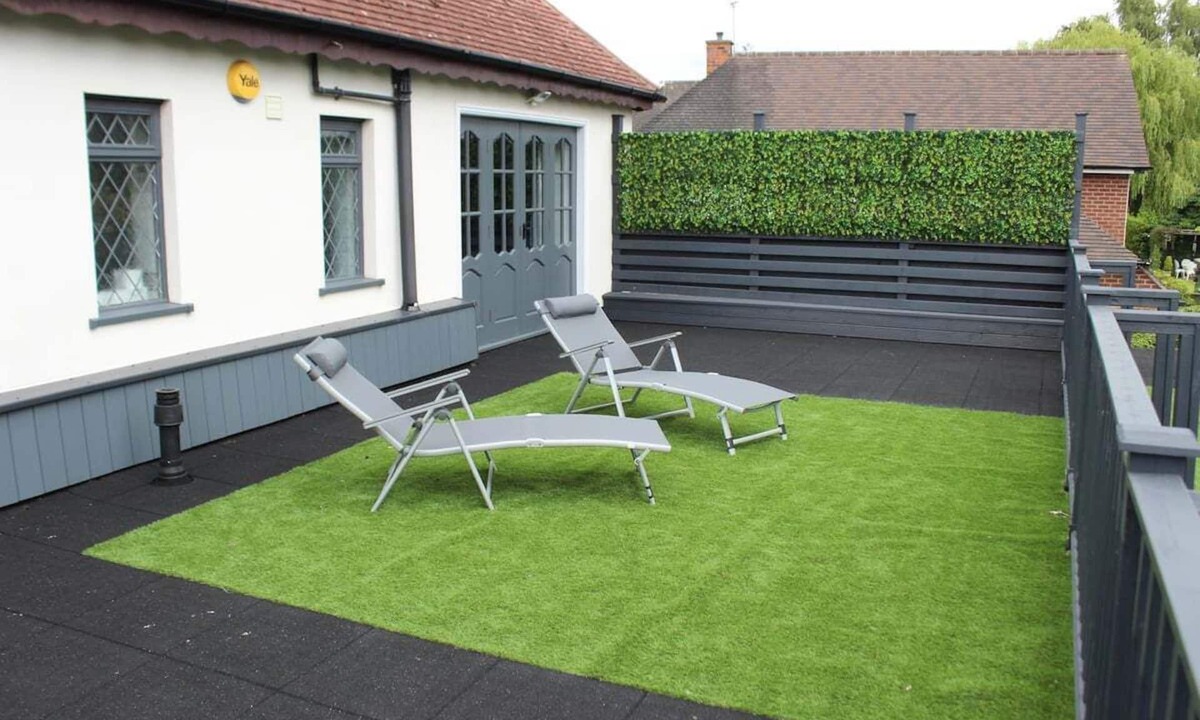 Sproxton House | Spacious 6 bedroom home with outdoor dining area