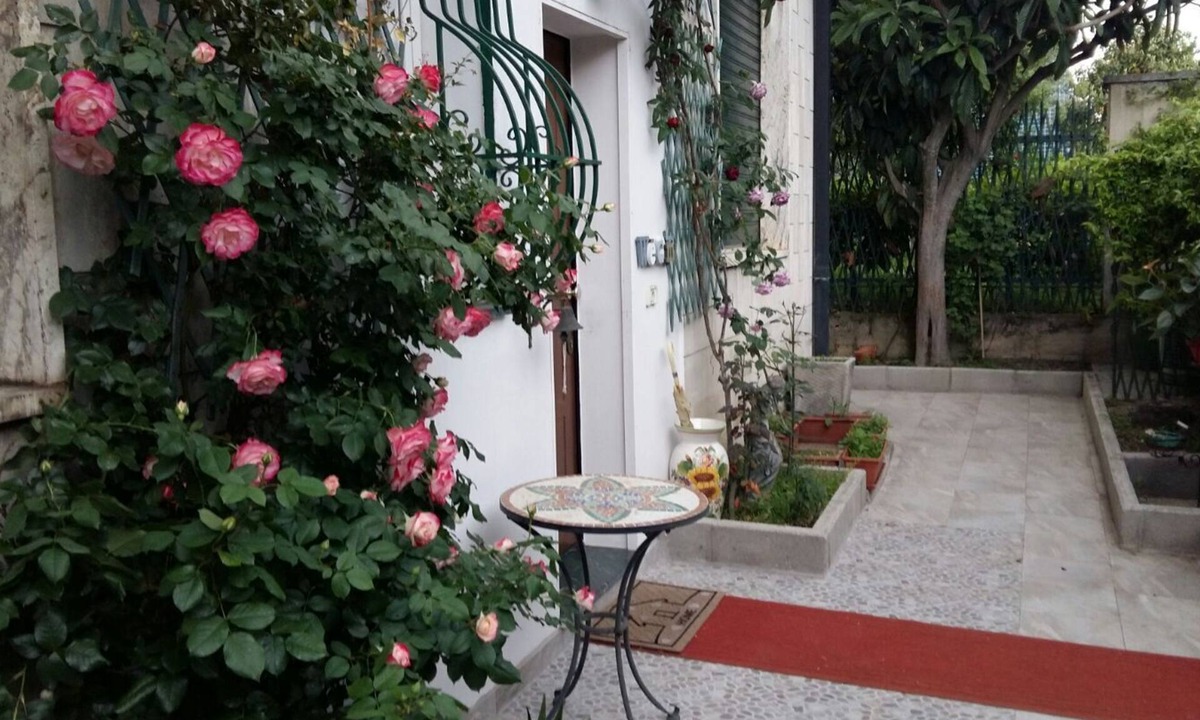Precotto House | Spacious apartment in detached cottage with lovely garden