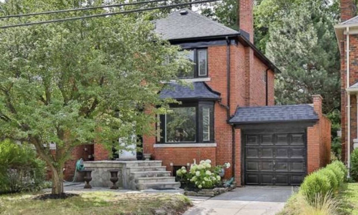 East York House | Spacious, cozy master bedroom in midtown Toronto