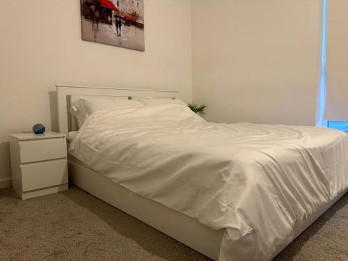 South Hornchurch House | Spacious en-suite room near Rainham & Dagenham