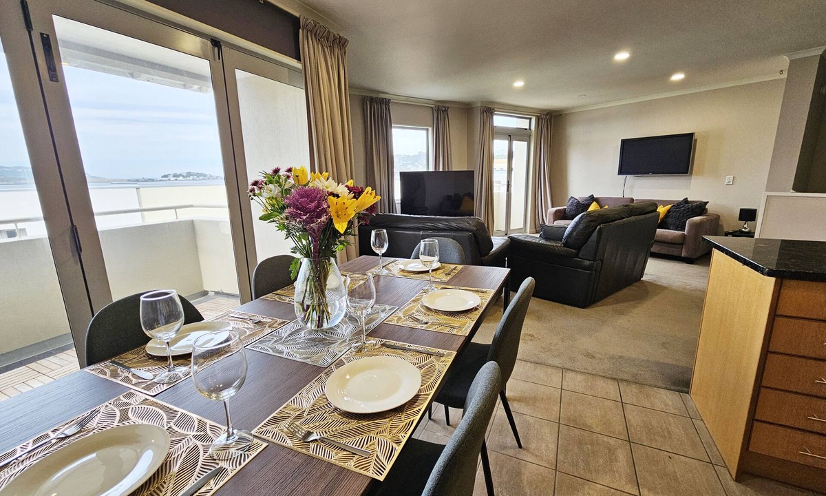 Wellington Apartment | Spacious Executive Modern Home, City Fringe!