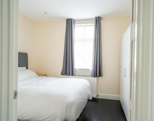 High Barnet Apartment | Spacious Flat Near to Barnet Hospital