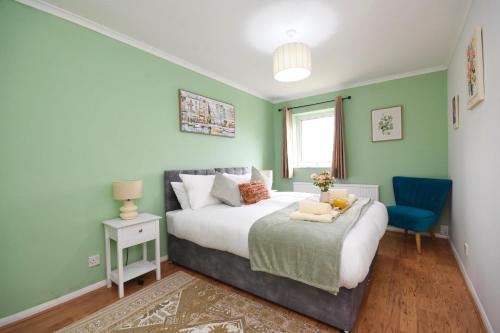 Harlow House | Spacious Harlow House, Free Parking, Fast Wi-Fi, Sleeps 4 Ideal for Contractor & Relocation Stay