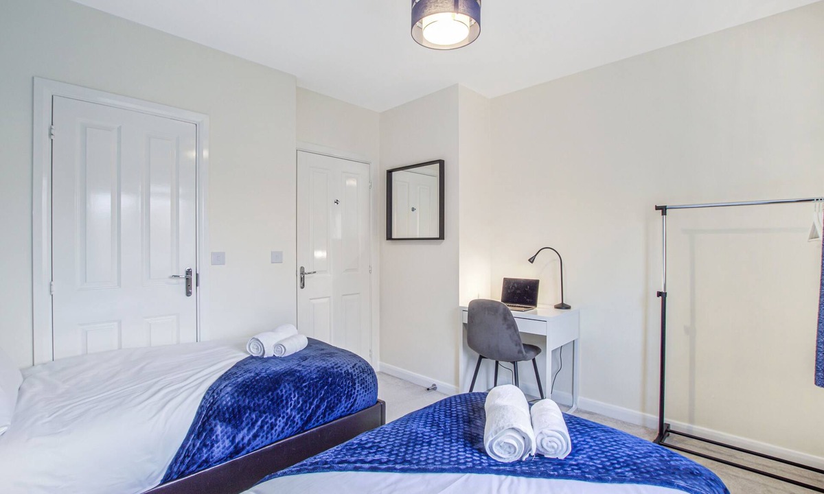 Bedford House | Spacious Home + Parking for Families & Contractors