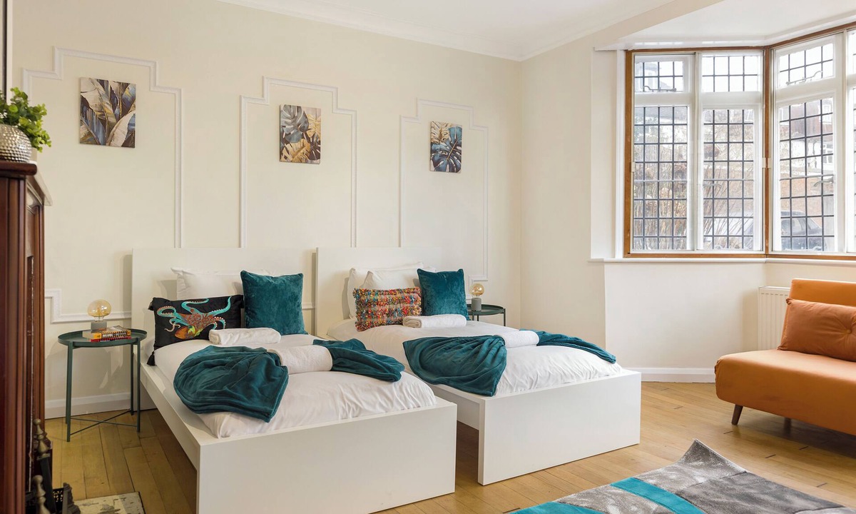 Golders Green House | Spacious Home sleeps 14 adults London
