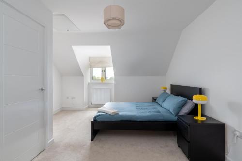 Milton Keynes House | Spacious Milton Keynes Townhouse 2 Designated Parking Spaces Near Centre MK, MK Bowl, Universal Studios & Transport Links Ideal for Families & Contractors, Sleeps 6