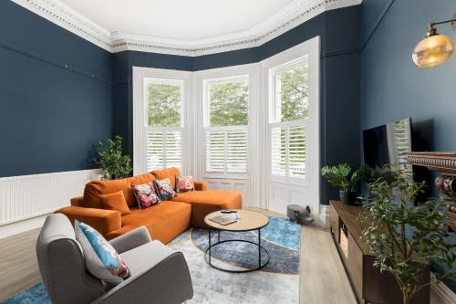 Lillington Apartment | Spacious Modern 2 Bed Apartment with Parking - Pass the Keys