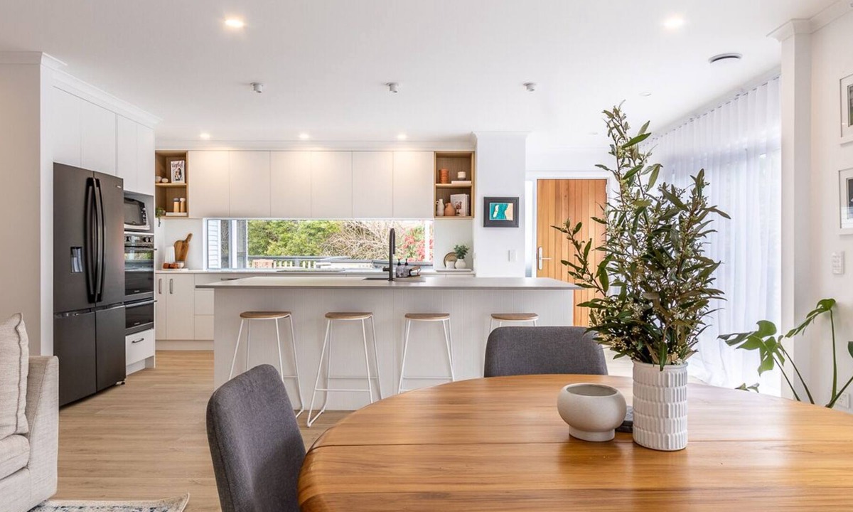 Raumati Beach House | Spacious Modern Coastal Haven, 5 minutes to the beach, shops and walking tracks.