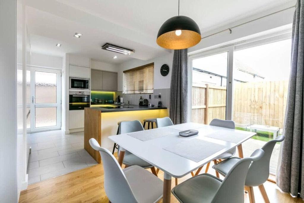 Cherry Hinton House | Spacious Modern Garden Family Home