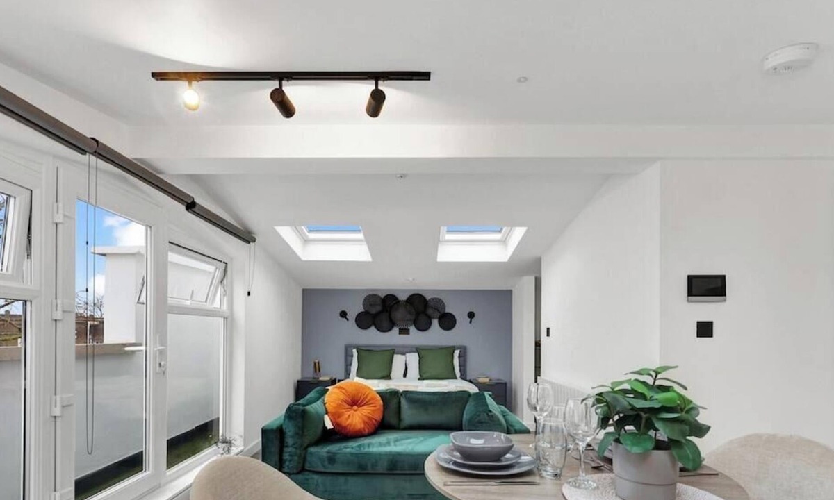 St. George's Apartment | Spacious Rooftop Studio Flat in London