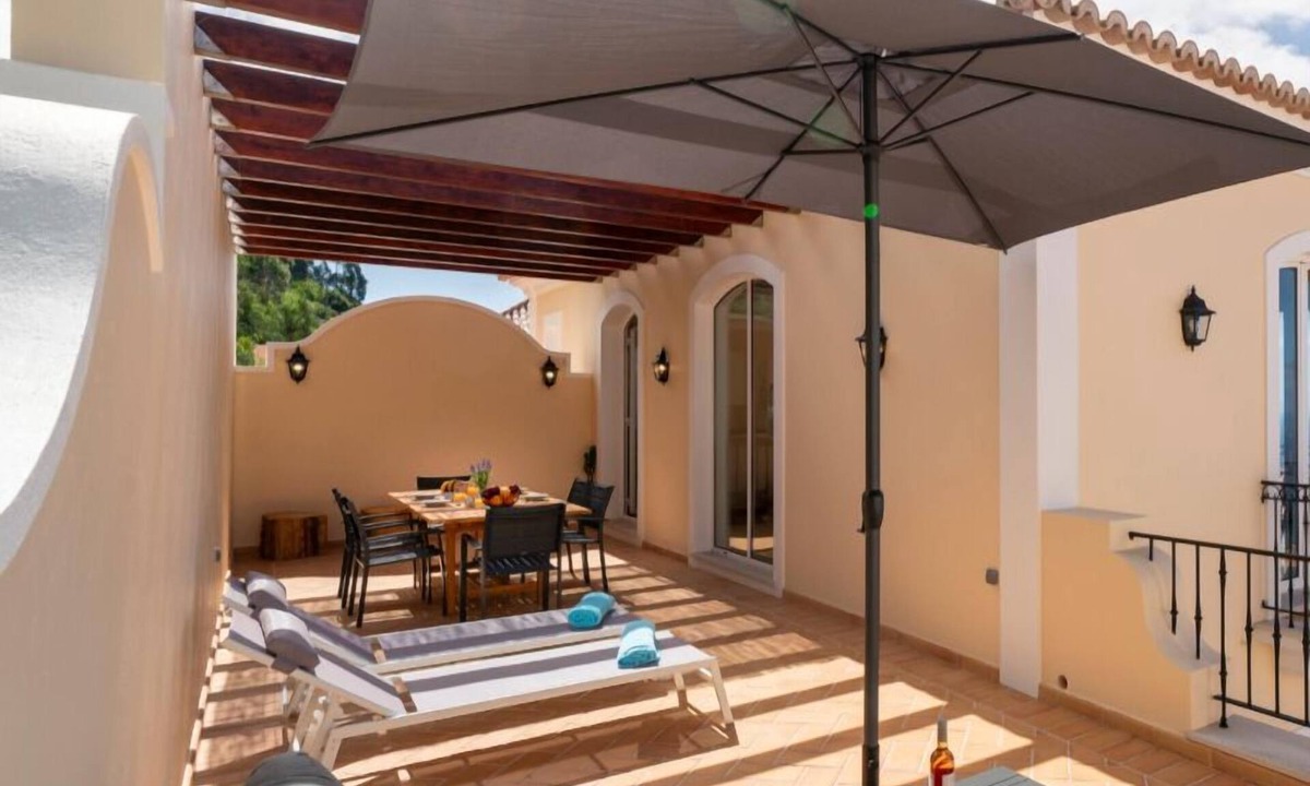 Sao Goncalo Villa | Spacious villa, shared pool|Palheiro Eagle