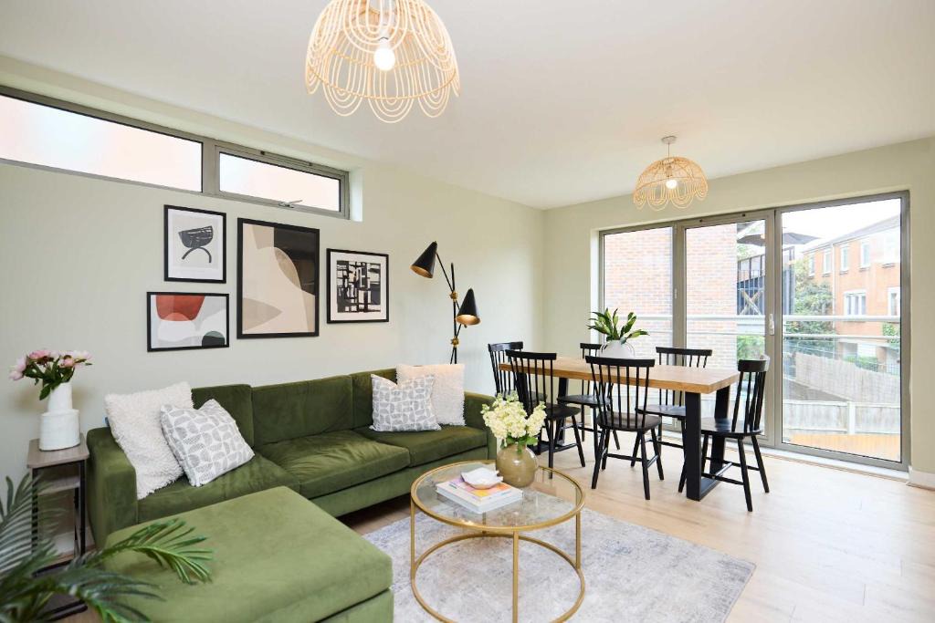Shacklewell Apartment | Stoke Newington Olive Velvet Three-Bed