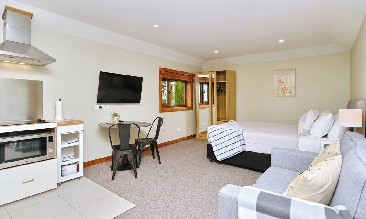 Christchurch Apartment | Studio 85 – Chic Retreat with EV Charger