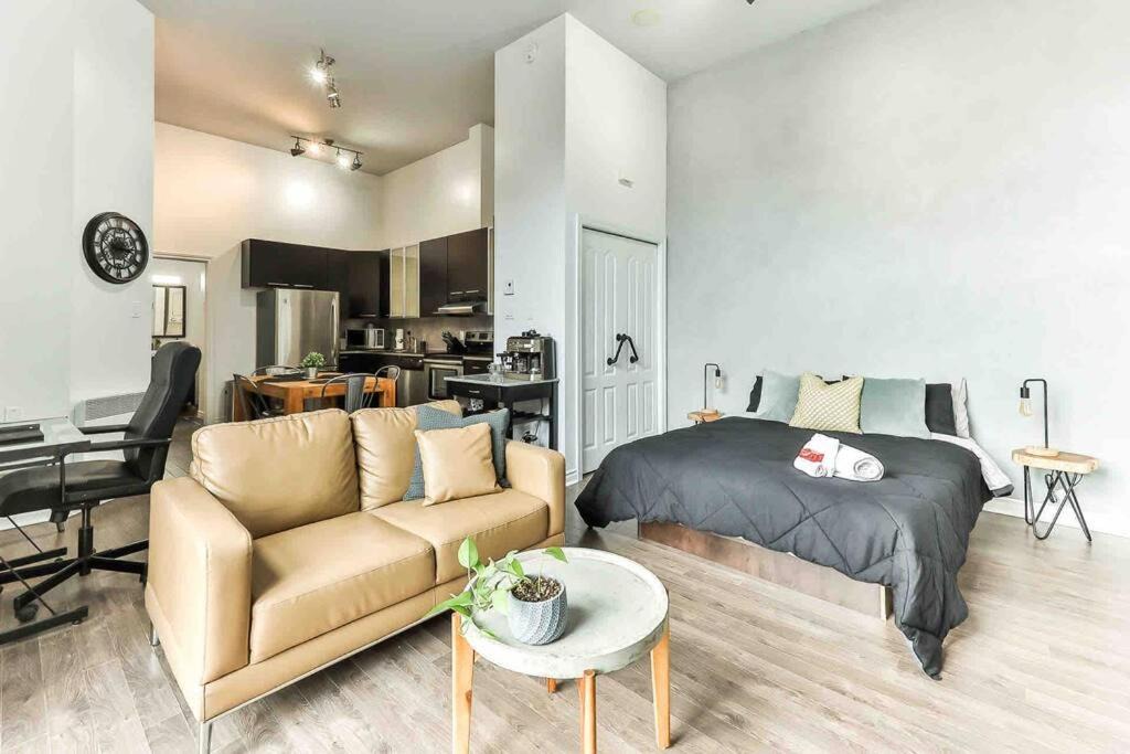 Gatineau Apartment | Studio l’industriel *Plafond de 12 pieds*
