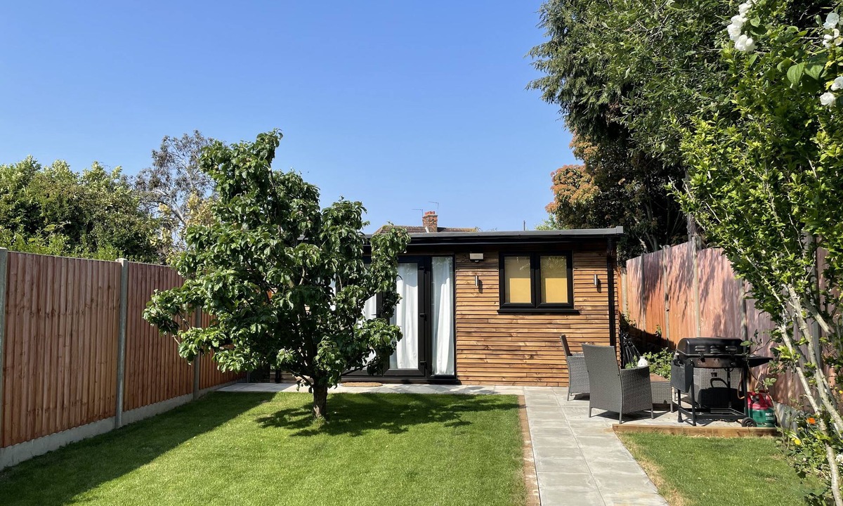 West Hendon Apartment | Studio - Sleeps 2 - Pet friendly - Parking