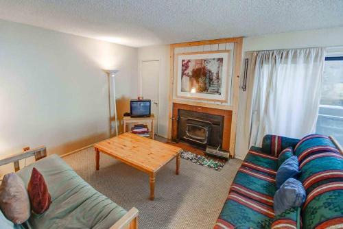Mammoth Lakes House | Studio with Amenities Walk to Village