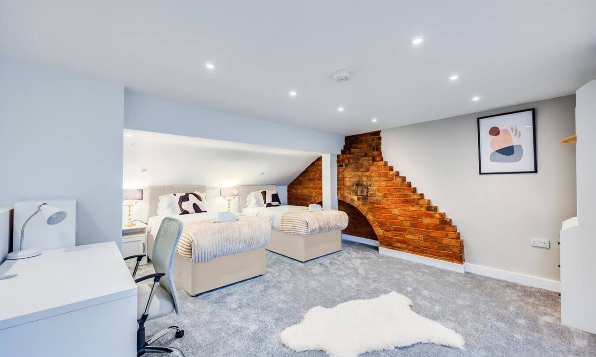 Northampton House | Stunning 4 Bedroom 4 Bathroom House Pool Table Free Parking Virgin TV Yoko Property