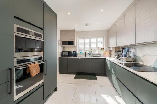 Woodford Bridge House | Stunning 4BR Home Woodford Green Driveway