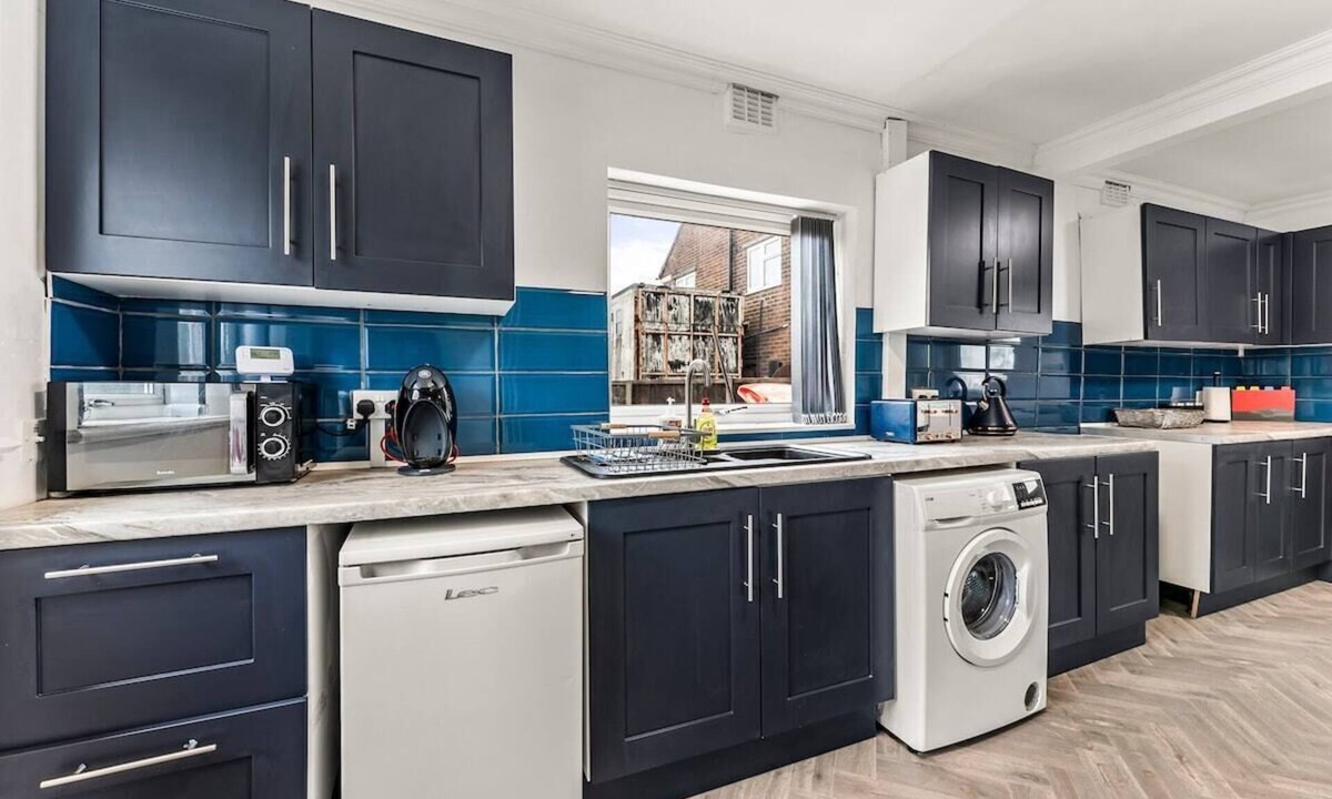 Sutton-in-Ashfield House | Stunning Abode in Ashford - Parking - Sleeps 7