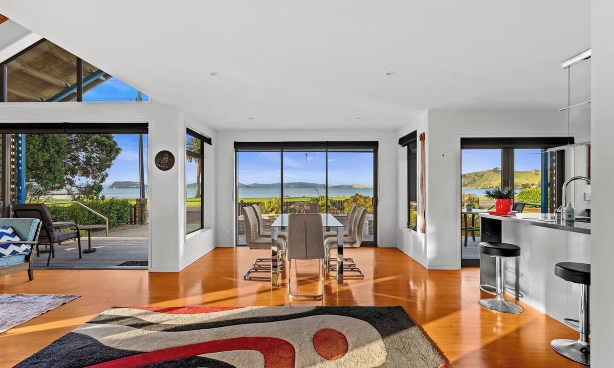 Kawakawa Bay House | Stunning Beachfront Home - 15 minutes to Clevedon