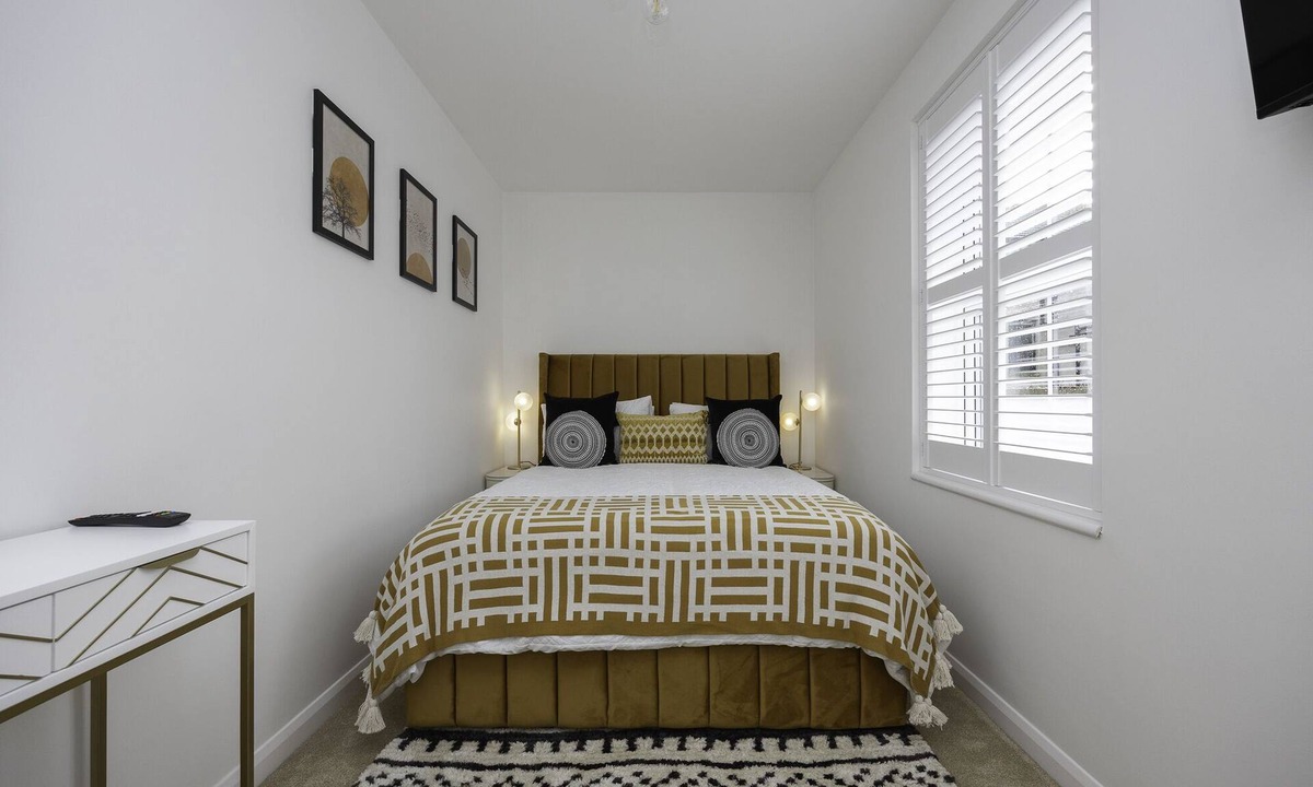 Hove Apartment | Stunning modern space in Hove & free parking.