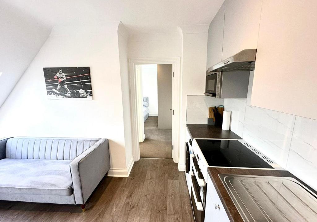 West Hendon Apartment | Stunning Modern, Private Apartment,15 Mins To Central London