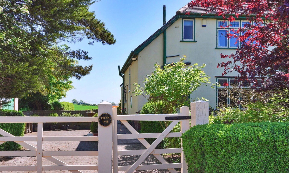 Ault Hucknall House | Stunning villa for 5 people with WIFI and pets allowed