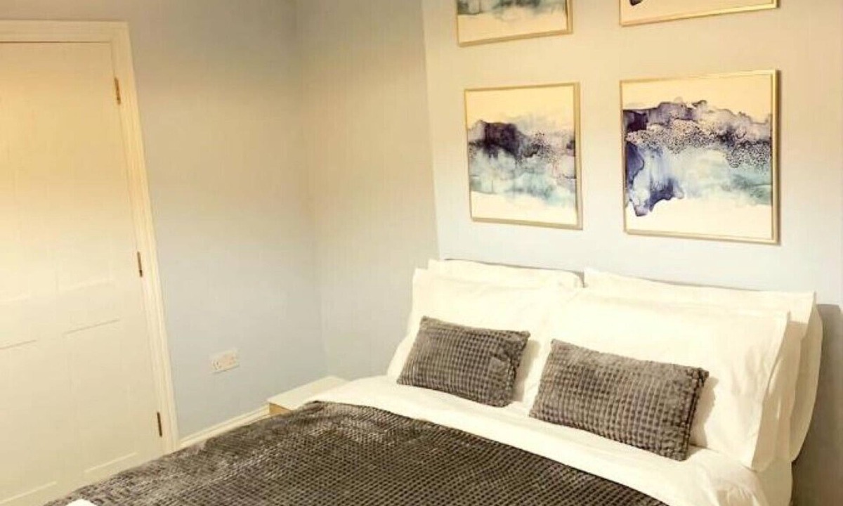Bow West Apartment | Stylish 2 Bedroom Apartment 3 mins walk to Mile End Station