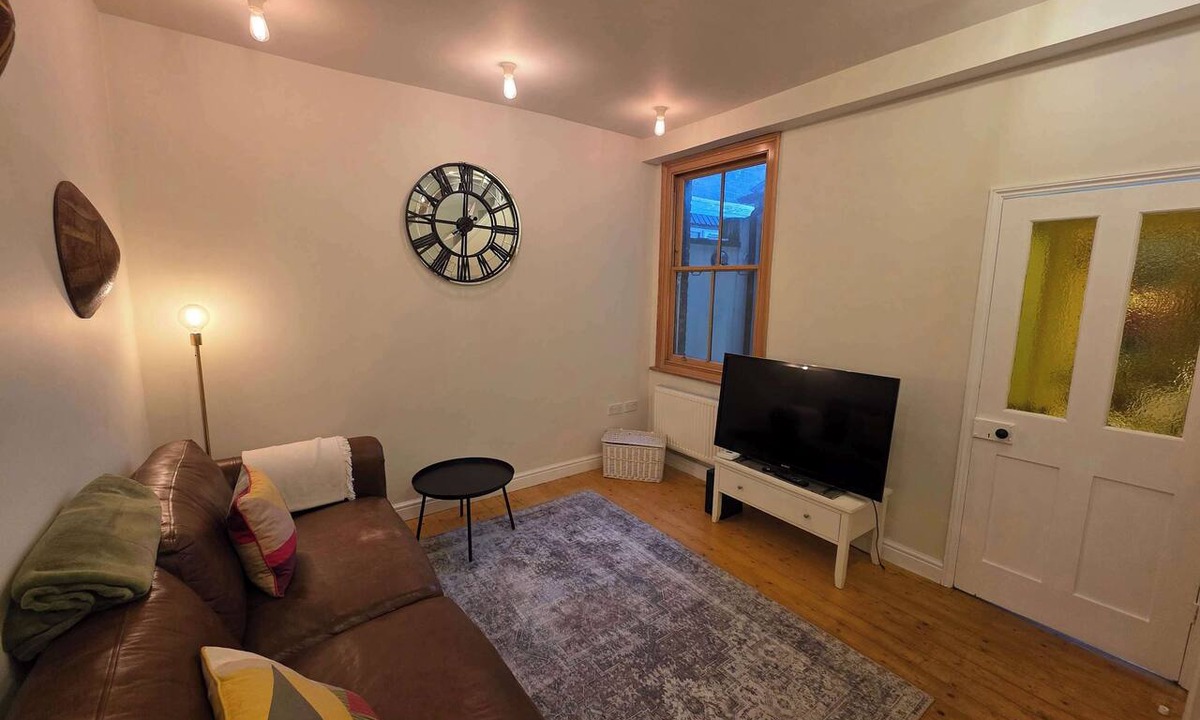 Cann Hall Apartment | Stylish 3BDR Home Steps from Leytonstone Tube