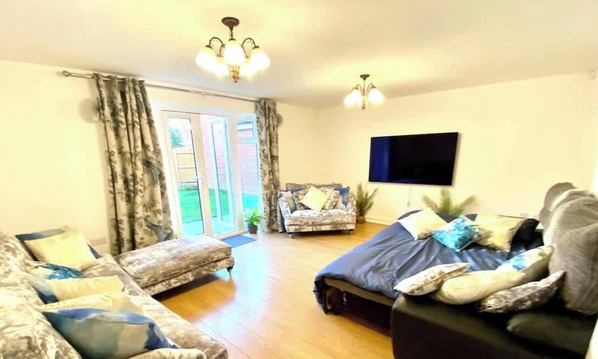 Rugby House | Stylish 4BR Contractor Home - Garden & Parking
