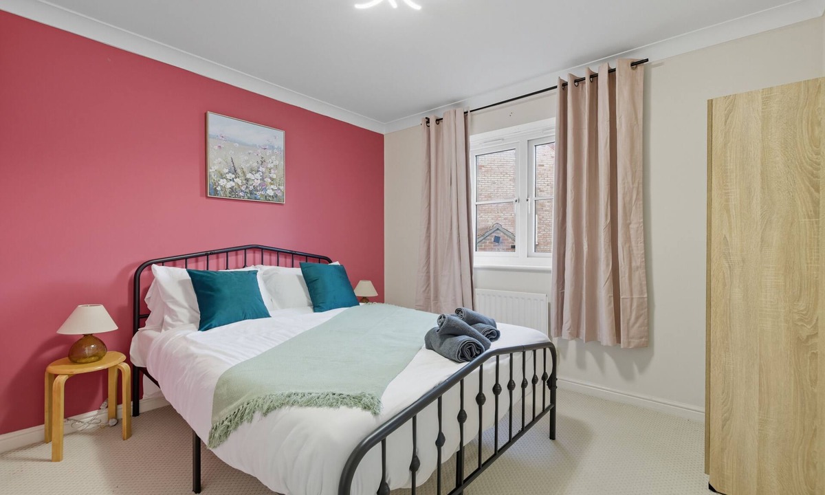 Chadwell Villa | Stylish 4BR Home in Romford with Garden & Parking