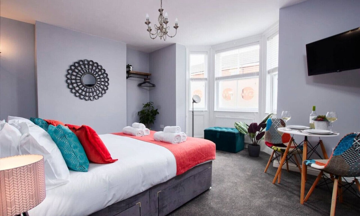 Castle Donington Apartment | Stylish Apt Near EMA; Gym & Pool Access, Fast WiFi