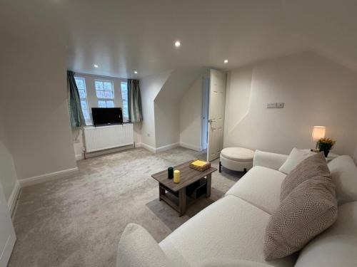 East Finchley Apartment | Stylish Luxury 1-Bed Flat , 3 mins walk to East Finchley Station, N2