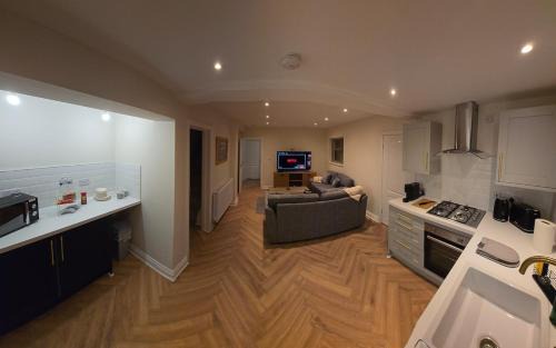 Binley Villa | Stylish Modern 2 bedroom bungalow - Driveway & Wifi