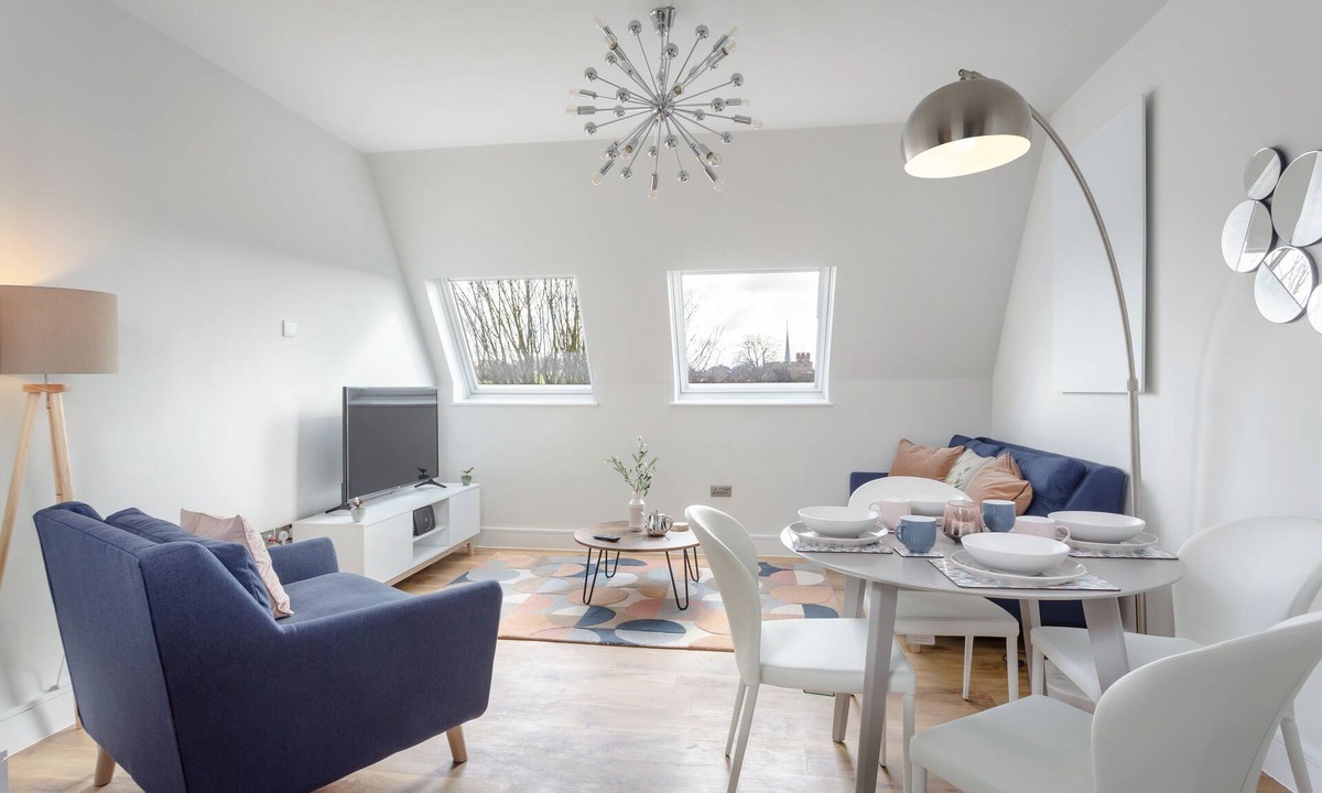 Hitchin Apartment | Stylish & Modern: Central Hitchin - with Parking