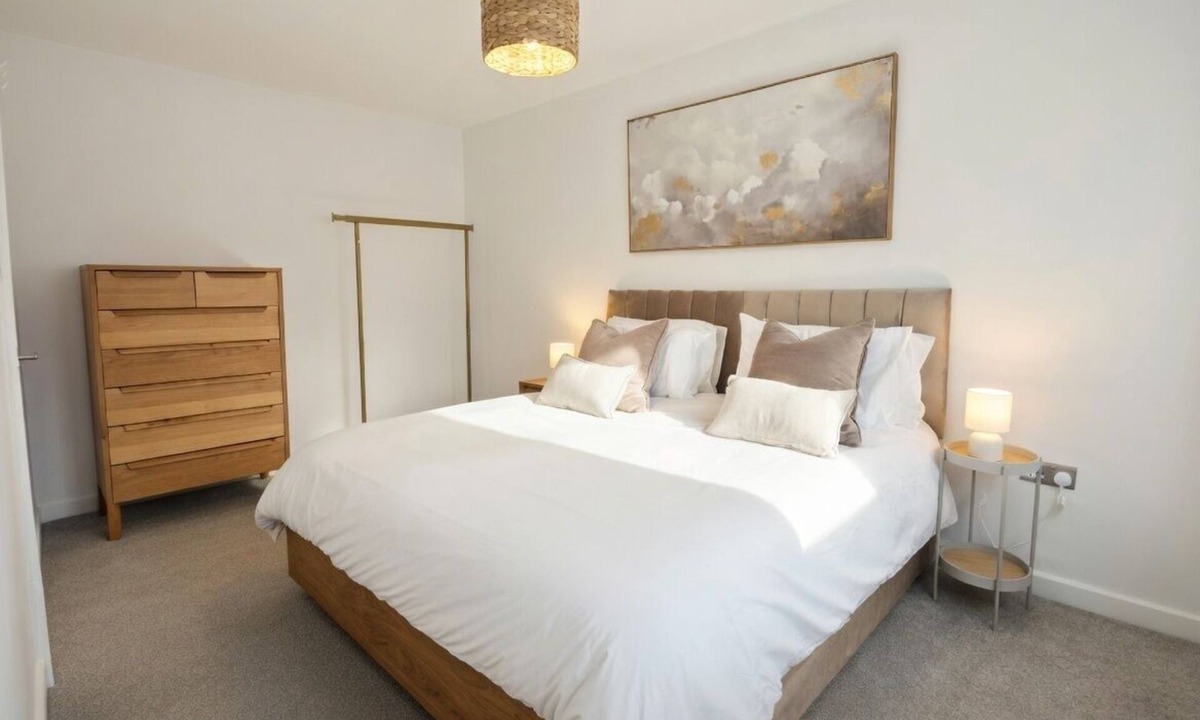 Hemel Hempstead House | Stylish Modern Luxury 3 Bed House - Sleeps 5
