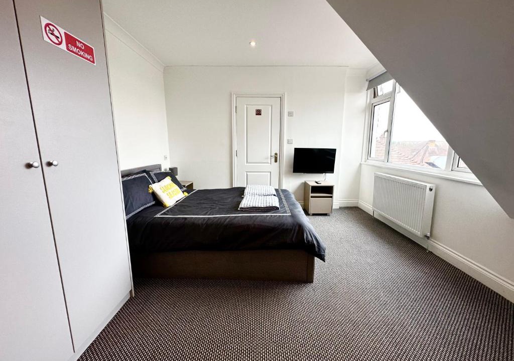 West Hendon Apartment | Stylish Modern, Private Apartment,15 Mins To Central London