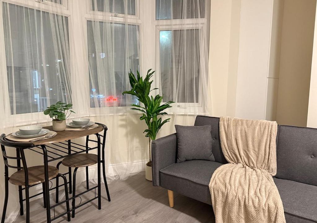 Seven Kings Apartment | Stylish New Flat - 2 mins walk to Elizabeth Line